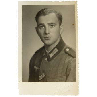 Portrait photo of a Wehrmacht pioneer in a tunic with a dark green collar. Espenlaub militaria